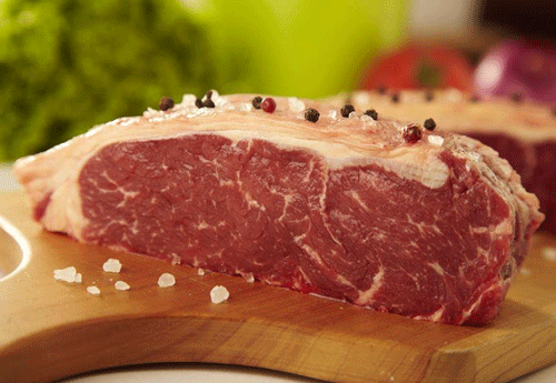 Figura 04. Carne de Bonsmara apresentando marmoreio, característico de carnes originadas de raças taurinas, o que favorece a maciez. Fonte: Bonsmara Barra Grande, 2020.