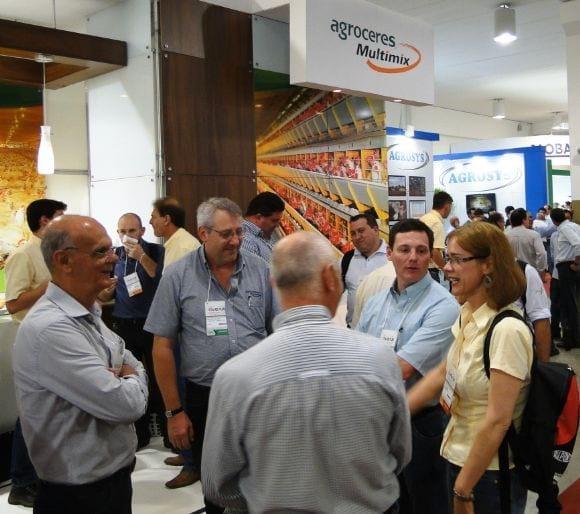 Visitantes e amigos no stand Agroceres Multimix