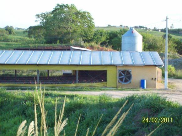 Cobertura com telhas térmicas.