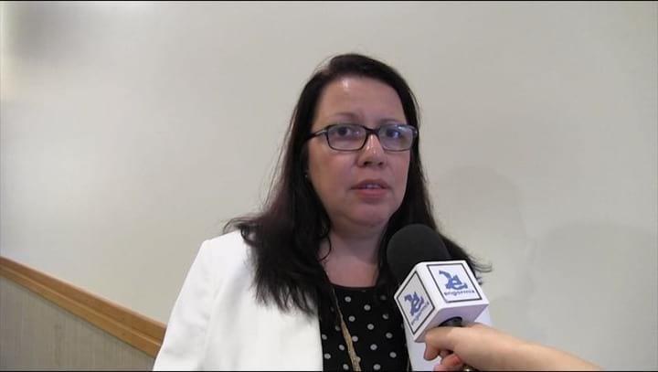 A Dra. Daniella Jorge de Moura avalia painéis da AveSui 2014